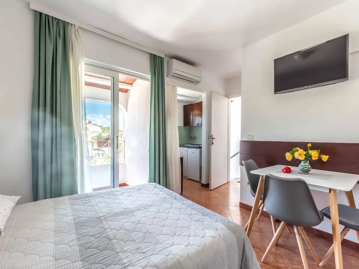 Radan - Apartments Near Brulo Beach Porec